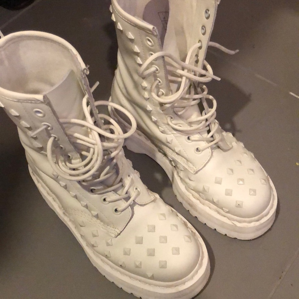 WHITE STUDDED JADON DR MARTEN BOOT SIZE 7 platform